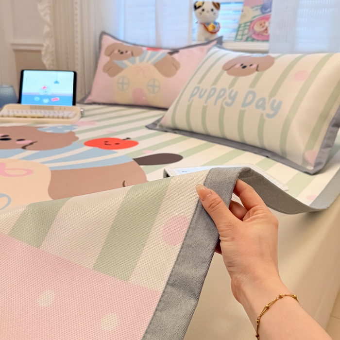 91家纺网 家纺一手货源 找家纺 柒月家居 2026新款大版印花碳光冰丝席床席款凉席 房子小狗