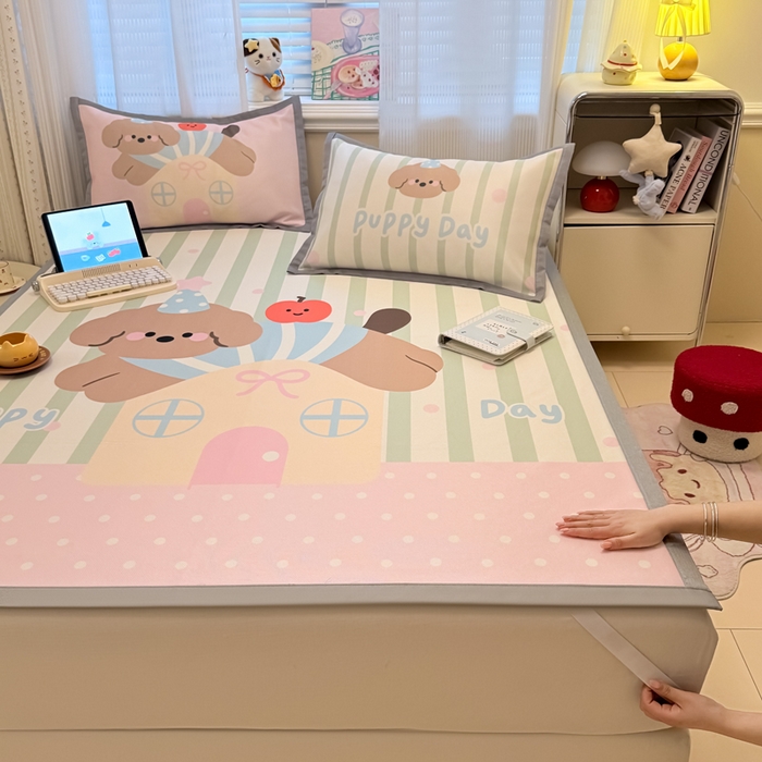 91家纺网 家纺一手货源 找家纺 柒月家居 2026新款大版印花碳光冰丝席床席款凉席 房子小狗