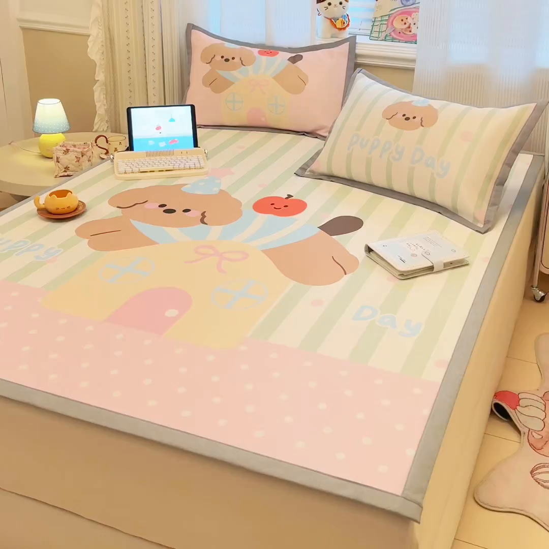 91家纺网 家纺一手货源 找家纺 柒月家居 2026新款大版印花碳光冰丝席床席款凉席 房子小狗