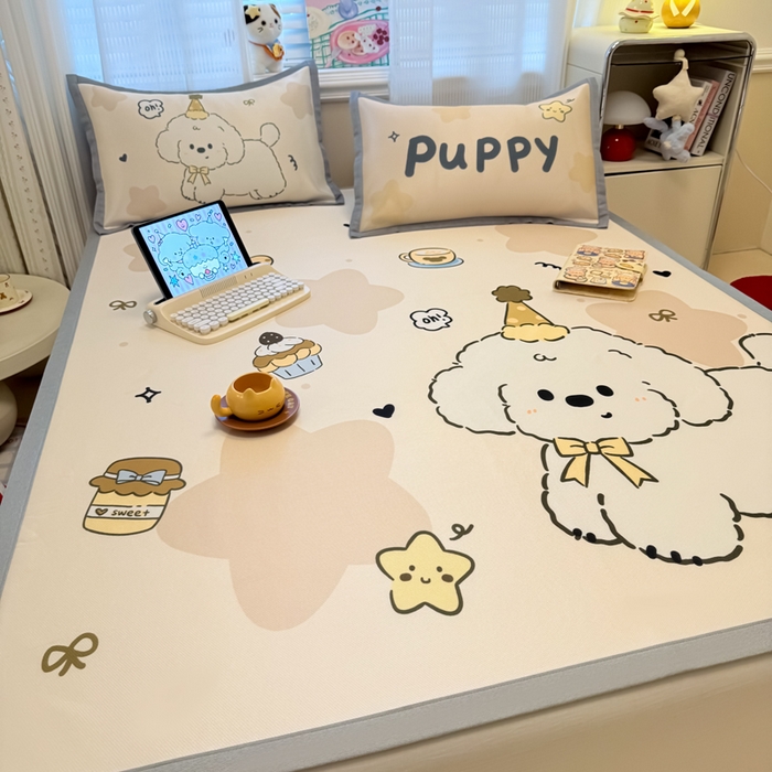 91家纺网 家纺一手货源 找家纺 柒月家居 2026新款大版印花碳光冰丝席床席款凉席 卷卷白狗