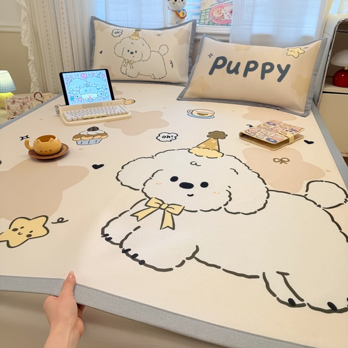 91家纺网 家纺一手货源 找家纺 柒月家居 2026新款大版印花碳光冰丝席床席款凉席 卷卷白狗