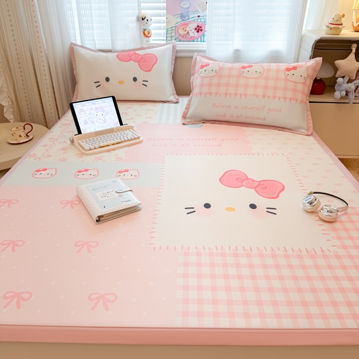 91家纺网 家纺一手货源 找家纺 柒月家居 2026新款大版印花碳光冰丝席床席款凉席 猫猫小窝