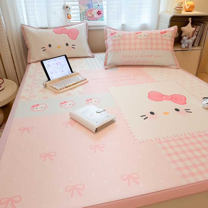 91家纺网 家纺一手货源 找家纺 柒月家居 2026新款大版印花碳光冰丝席床席款凉席 猫猫小窝