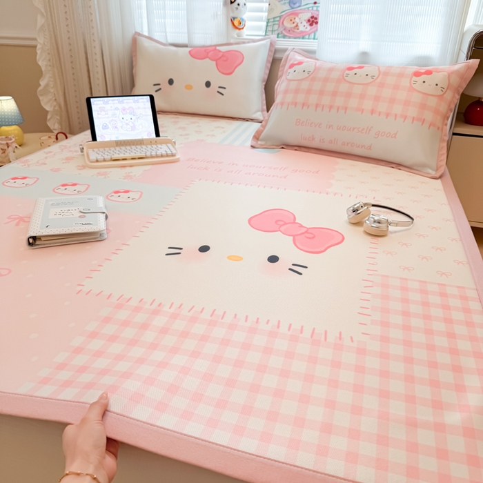 91家纺网 家纺一手货源 找家纺 柒月家居 2026新款大版印花碳光冰丝席床席款凉席 猫猫小窝