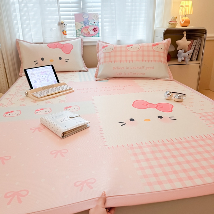 91家纺网 家纺一手货源 找家纺 柒月家居 2026新款大版印花碳光冰丝席床席款凉席 猫猫小窝