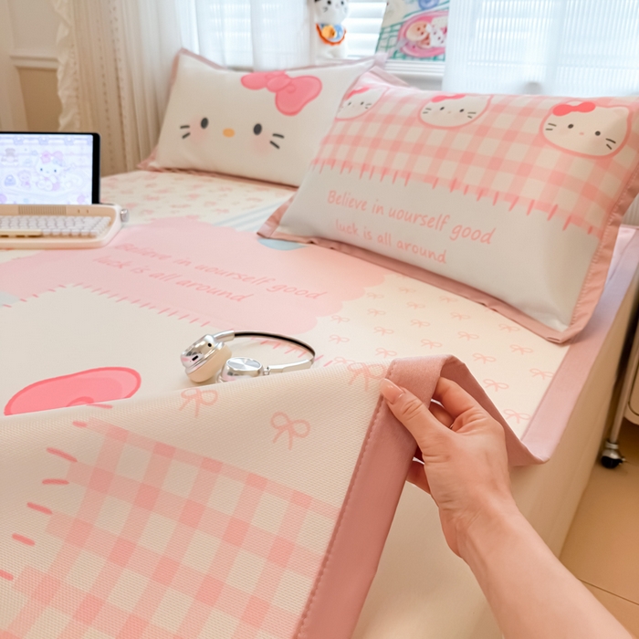 91家纺网 家纺一手货源 找家纺 柒月家居 2026新款大版印花碳光冰丝席床席款凉席 猫猫小窝