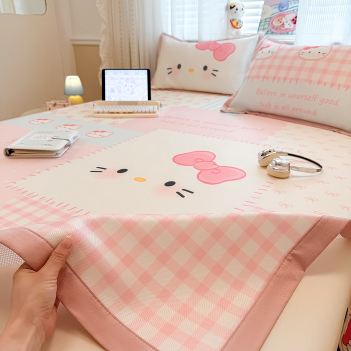 91家纺网 家纺一手货源 找家纺 柒月家居 2026新款大版印花碳光冰丝席床席款凉席 猫猫小窝