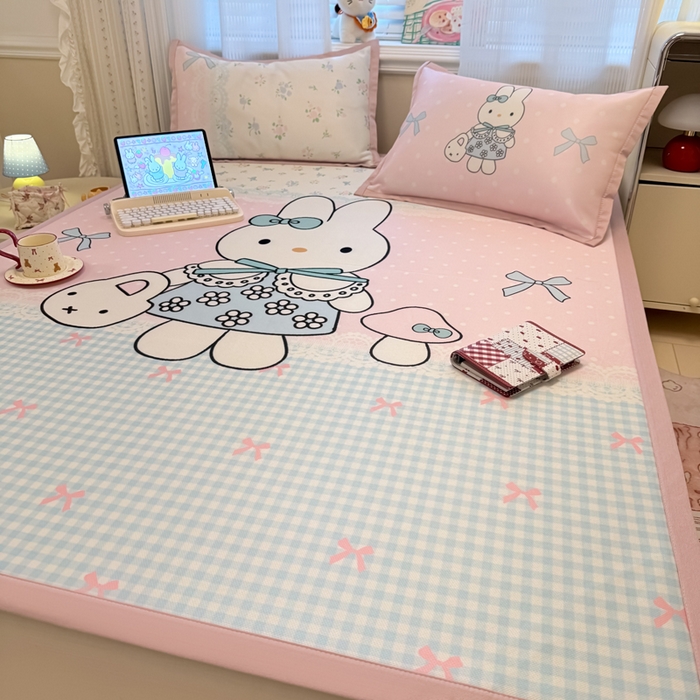 91家纺网 家纺一手货源 找家纺 柒月家居 2026新款大版印花碳光冰丝席床席款凉席 蘑菇小兔