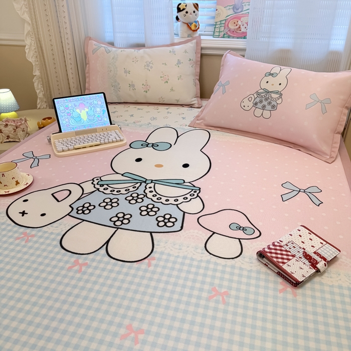 91家纺网 家纺一手货源 找家纺 柒月家居 2026新款大版印花碳光冰丝席床席款凉席 蘑菇小兔