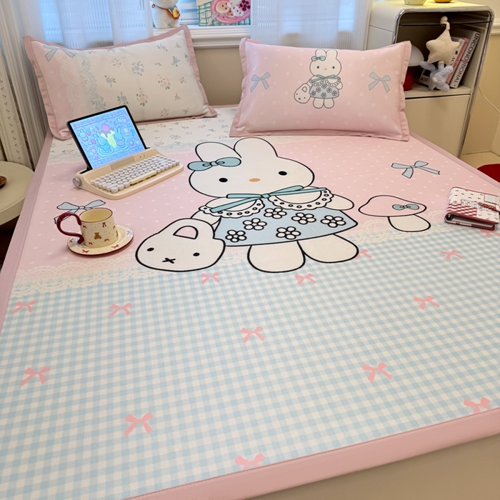 91家纺网 家纺一手货源 找家纺 柒月家居 2026新款大版印花碳光冰丝席床席款凉席 蘑菇小兔