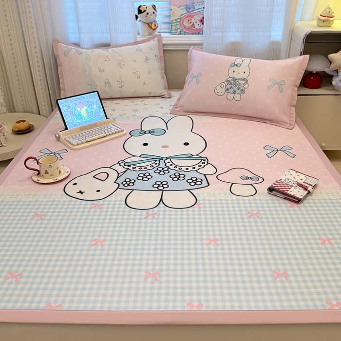 91家纺网 家纺一手货源 找家纺 柒月家居 2026新款大版印花碳光冰丝席床席款凉席 蘑菇小兔