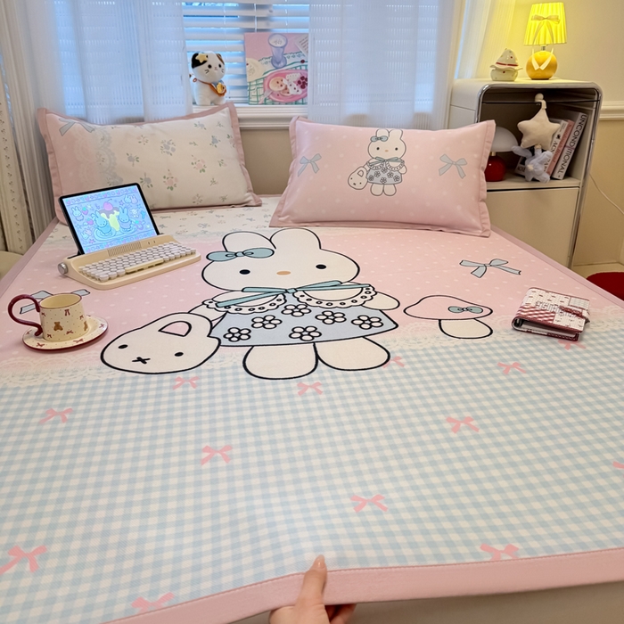 91家纺网 家纺一手货源 找家纺 柒月家居 2026新款大版印花碳光冰丝席床席款凉席 蘑菇小兔