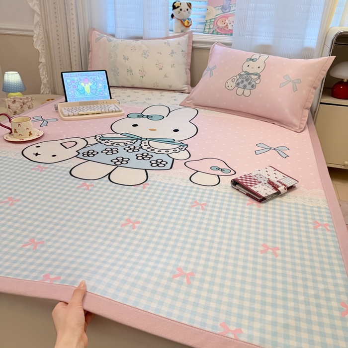 91家纺网 家纺一手货源 找家纺 柒月家居 2026新款大版印花碳光冰丝席床席款凉席 蘑菇小兔