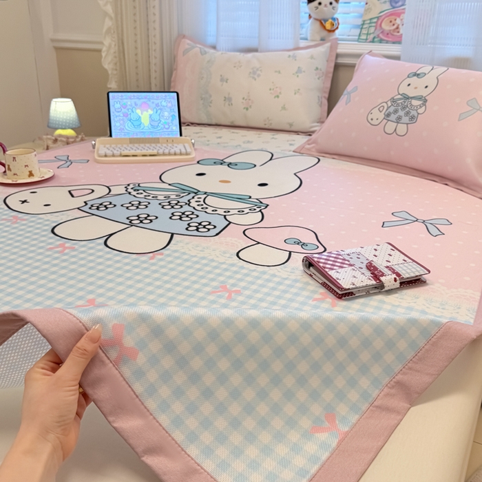 91家纺网 家纺一手货源 找家纺 柒月家居 2026新款大版印花碳光冰丝席床席款凉席 蘑菇小兔