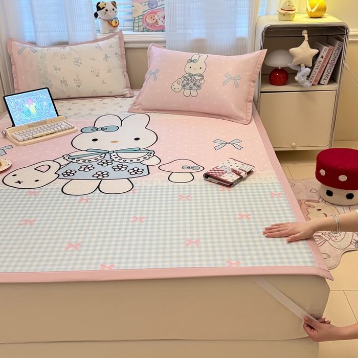 91家纺网 家纺一手货源 找家纺 柒月家居 2026新款大版印花碳光冰丝席床席款凉席 蘑菇小兔