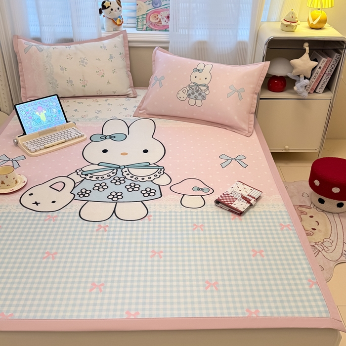 91家纺网 家纺一手货源 找家纺 柒月家居 2026新款大版印花碳光冰丝席床席款凉席 蘑菇小兔