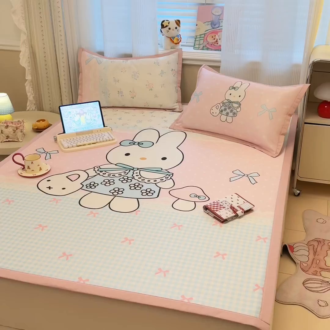 91家纺网 家纺一手货源 找家纺 柒月家居 2026新款大版印花碳光冰丝席床席款凉席 蘑菇小兔