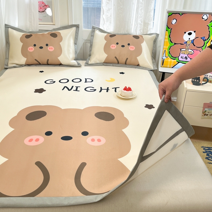 91家纺网 家纺一手货源 找家纺 柒月家居 2026新款大版印花碳光冰丝席床席款凉席 晚安熊