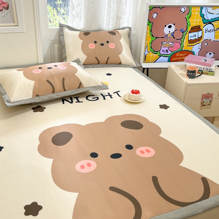 91家纺网 家纺一手货源 找家纺 柒月家居 2026新款大版印花碳光冰丝席床席款凉席 晚安熊