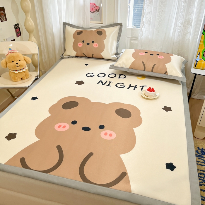 91家纺网 家纺一手货源 找家纺 柒月家居 2026新款大版印花碳光冰丝席床席款凉席 晚安熊