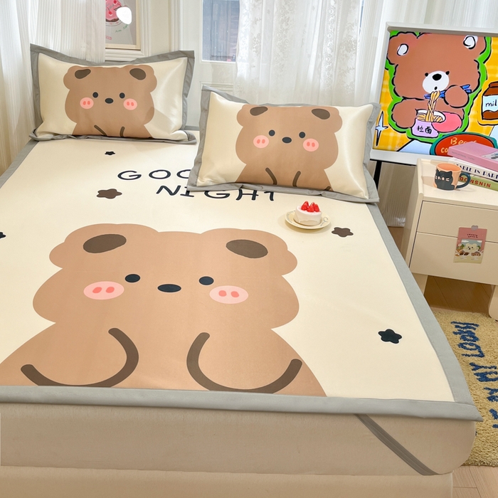 91家纺网 家纺一手货源 找家纺 柒月家居 2026新款大版印花碳光冰丝席床席款凉席 晚安熊