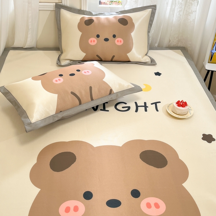 91家纺网 家纺一手货源 找家纺 柒月家居 2026新款大版印花碳光冰丝席床席款凉席 晚安熊