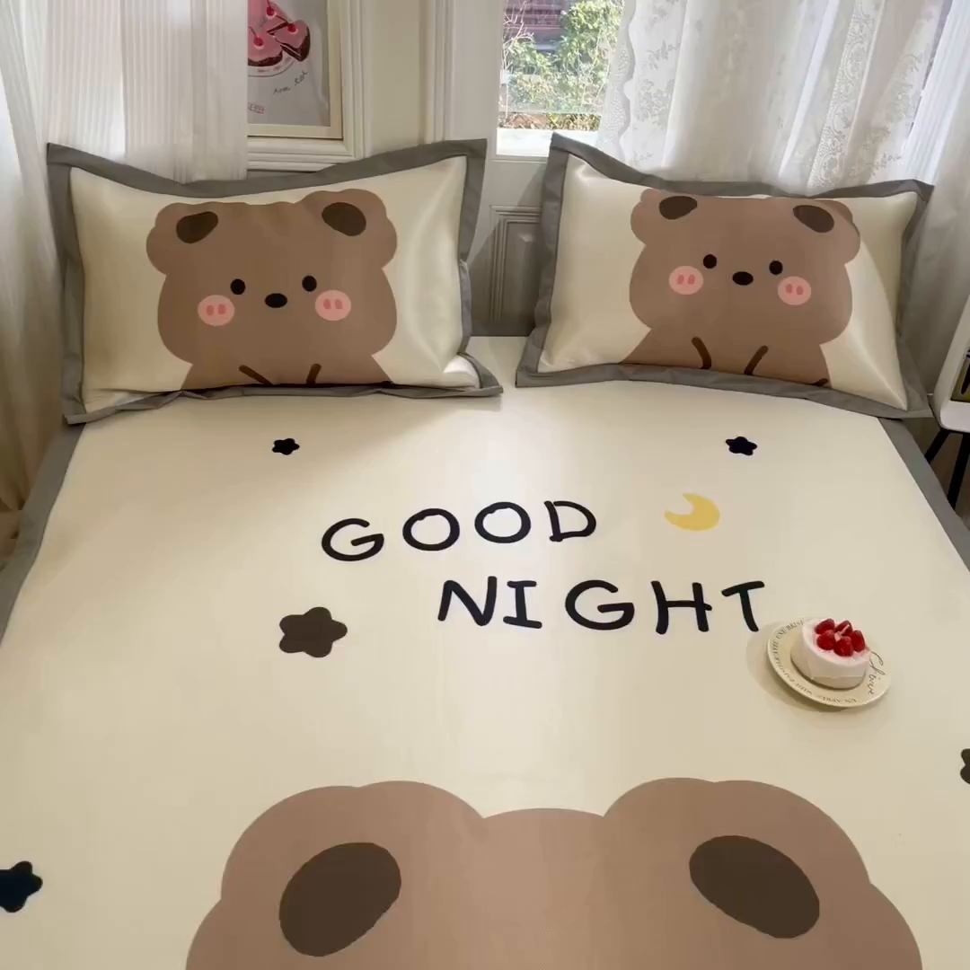 91家纺网 家纺一手货源 找家纺 柒月家居 2026新款大版印花碳光冰丝席床席款凉席 晚安熊