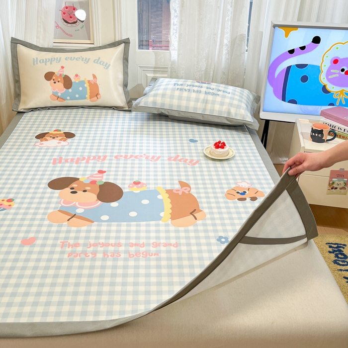 91家纺网 家纺一手货源 找家纺 柒月家居 2026新款大版印花碳光冰丝席床席款凉席 汪汪乐园