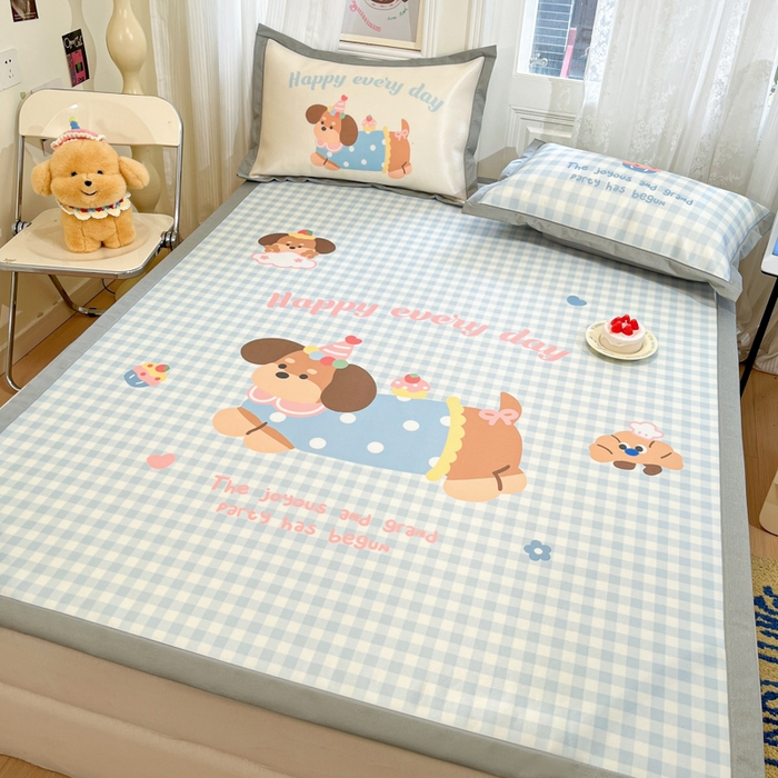 91家纺网 家纺一手货源 找家纺 柒月家居 2026新款大版印花碳光冰丝席床席款凉席 汪汪乐园