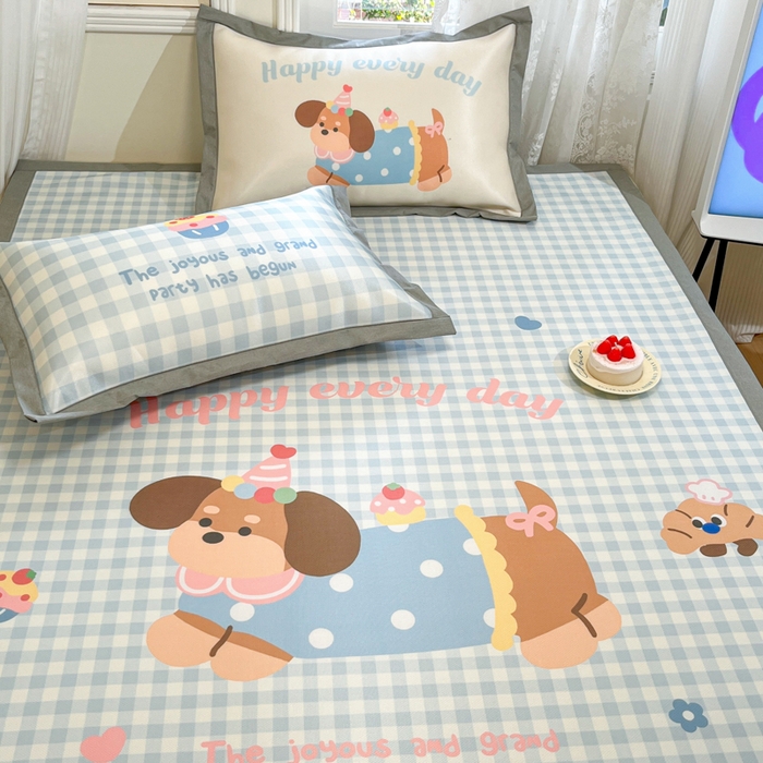 91家纺网 家纺一手货源 找家纺 柒月家居 2026新款大版印花碳光冰丝席床席款凉席 汪汪乐园