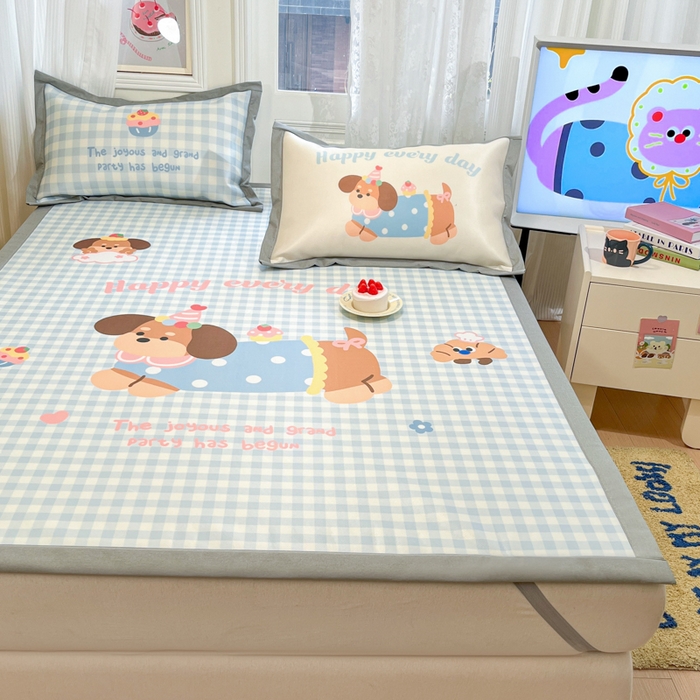 91家纺网 家纺一手货源 找家纺 柒月家居 2026新款大版印花碳光冰丝席床席款凉席 汪汪乐园