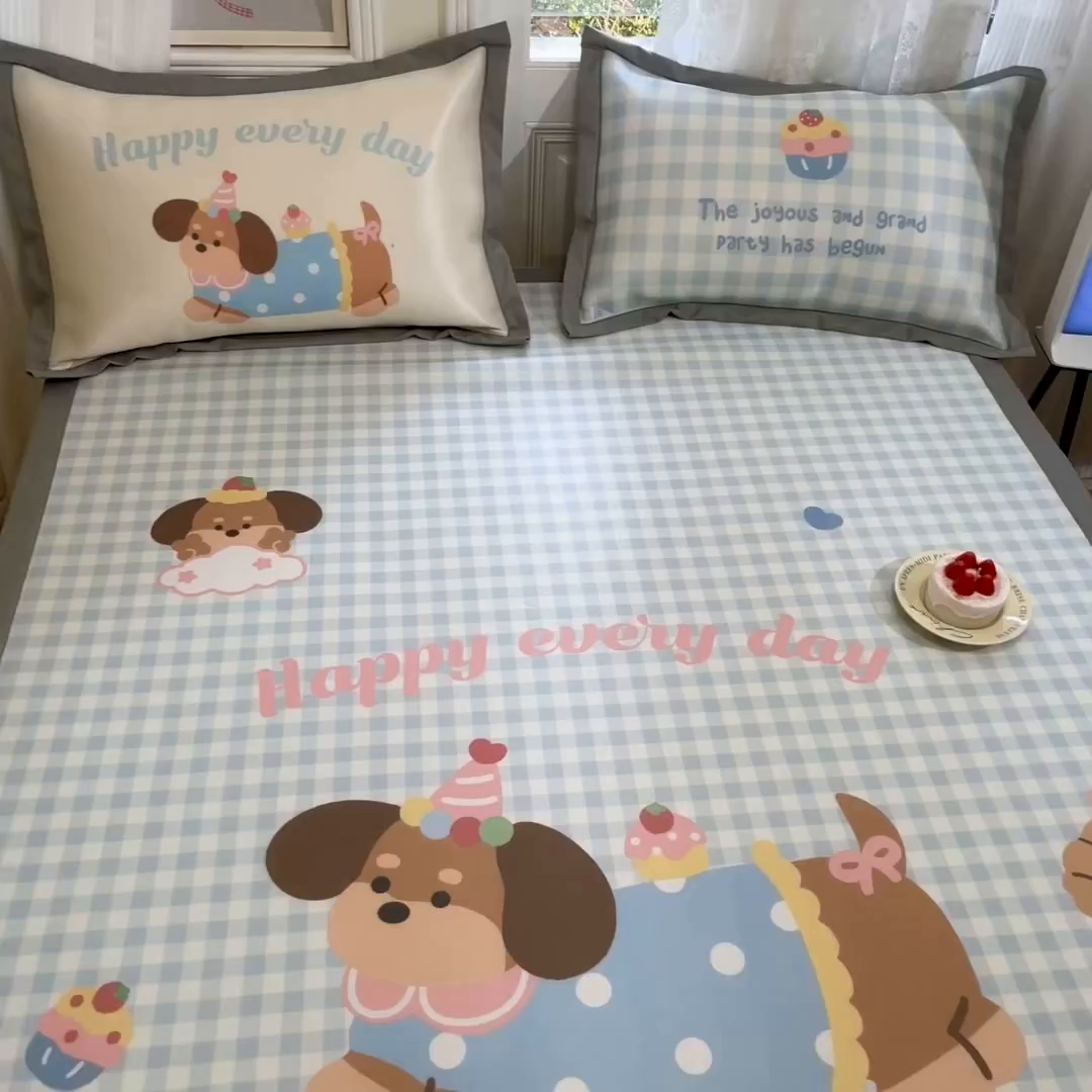 91家纺网 家纺一手货源 找家纺 柒月家居 2026新款大版印花碳光冰丝席床席款凉席 汪汪乐园