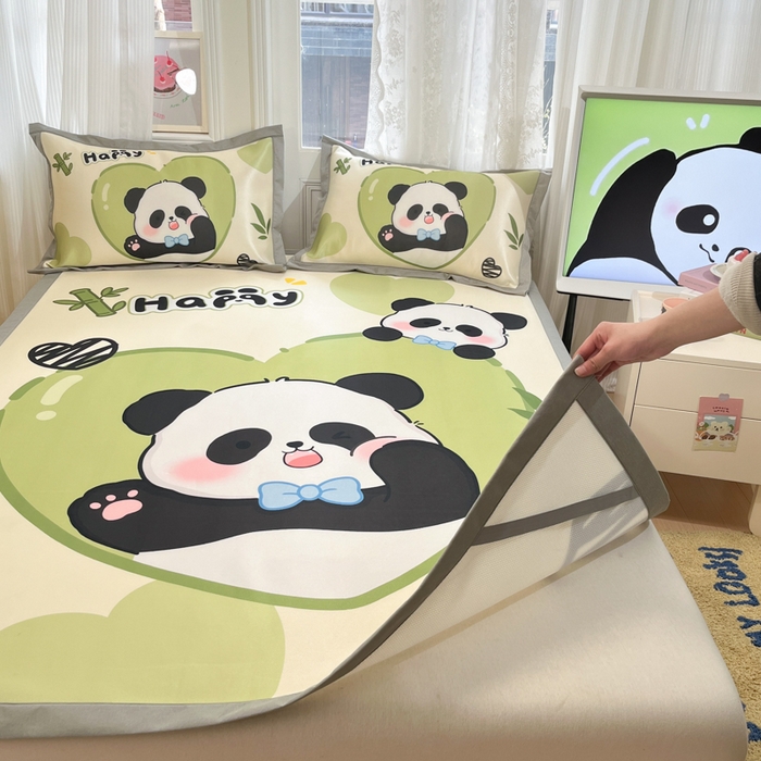 91家纺网 家纺一手货源 找家纺 柒月家居 2026新款大版印花碳光冰丝席床席款凉席 熊猫宝贝