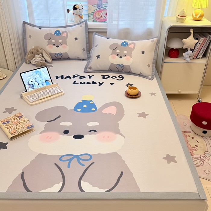 91家纺网 家纺一手货源 找家纺 柒月家居 2026新款大版印花碳光冰丝席床席款凉席 雪纳瑞狗