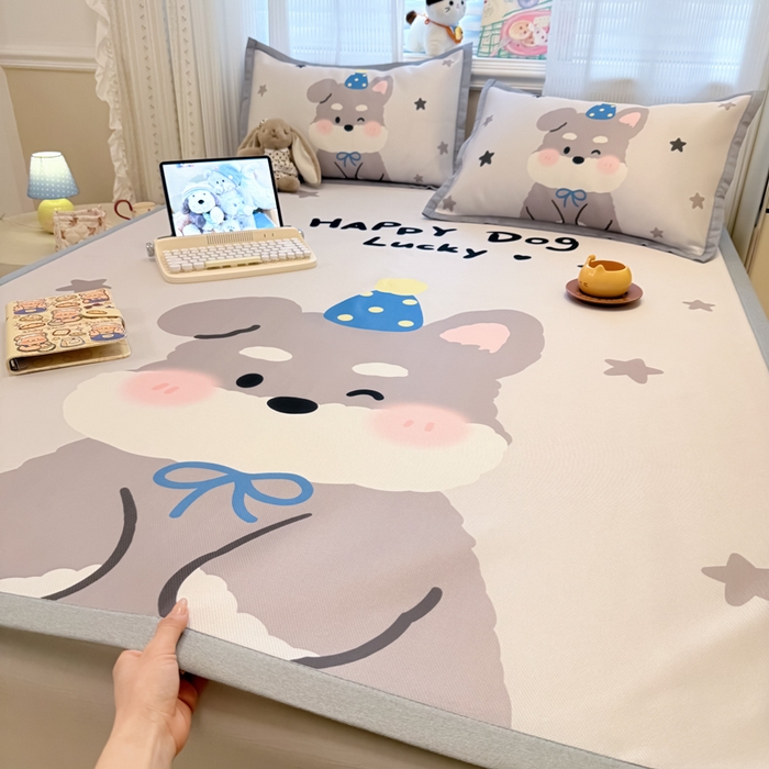 91家纺网 家纺一手货源 找家纺 柒月家居 2026新款大版印花碳光冰丝席床席款凉席 雪纳瑞狗