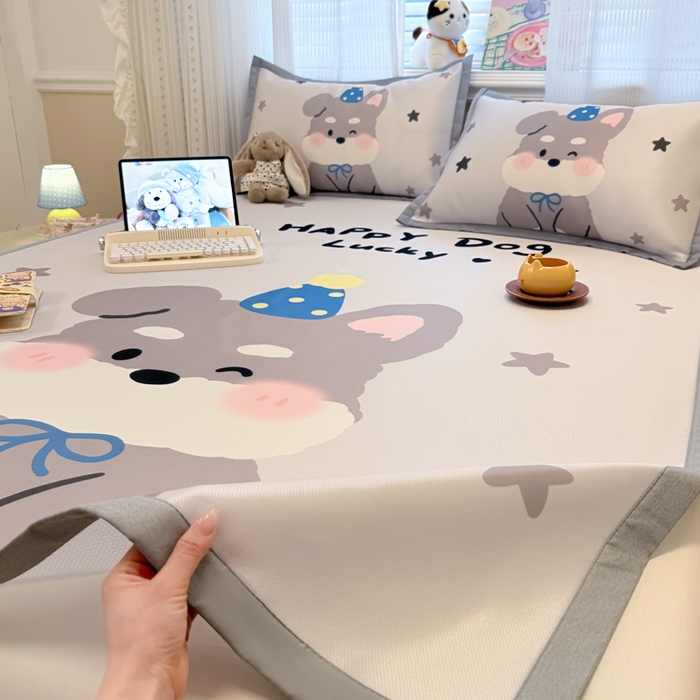 91家纺网 家纺一手货源 找家纺 柒月家居 2026新款大版印花碳光冰丝席床席款凉席 雪纳瑞狗