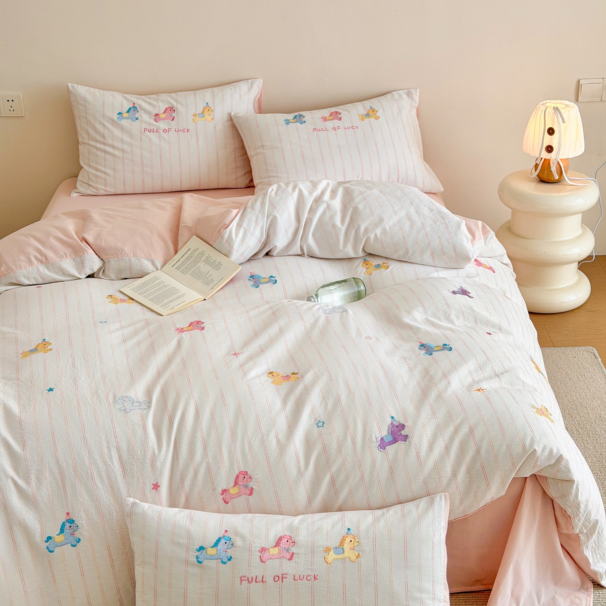 91家纺网 家纺一手货源 找家纺 （总）优彩 2026新款全棉纯棉色织提花水洗棉刺绣四件套-以梦为马