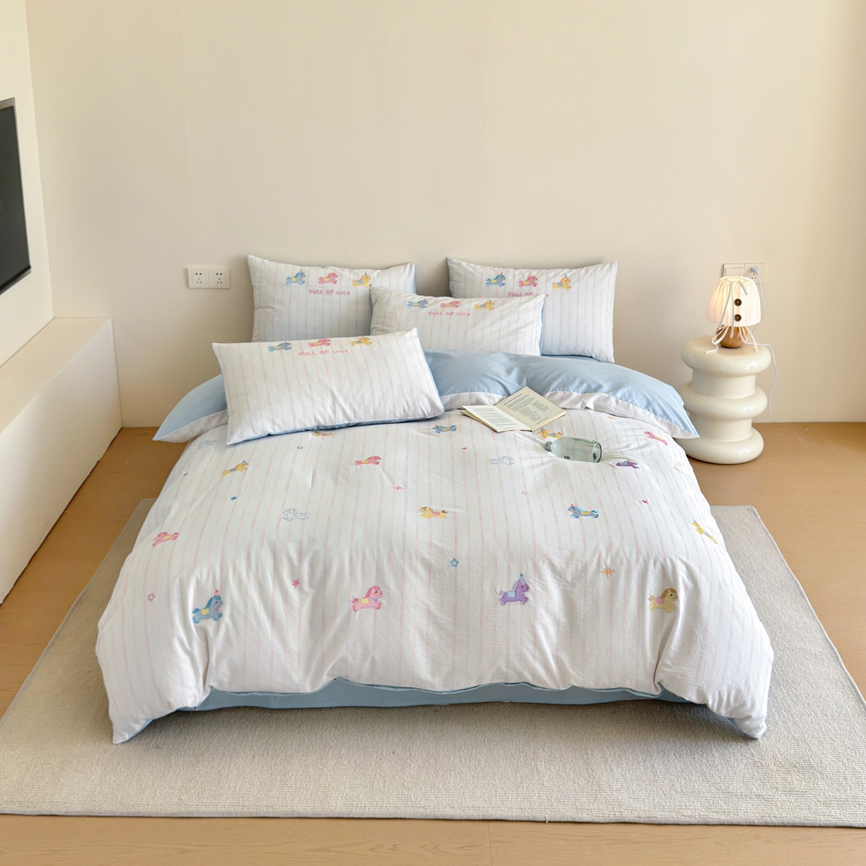 91家纺网 家纺一手货源 找家纺 优彩 2026新款全棉纯棉色织提花水洗棉刺绣四件套-以梦为马 以梦为马-蓝