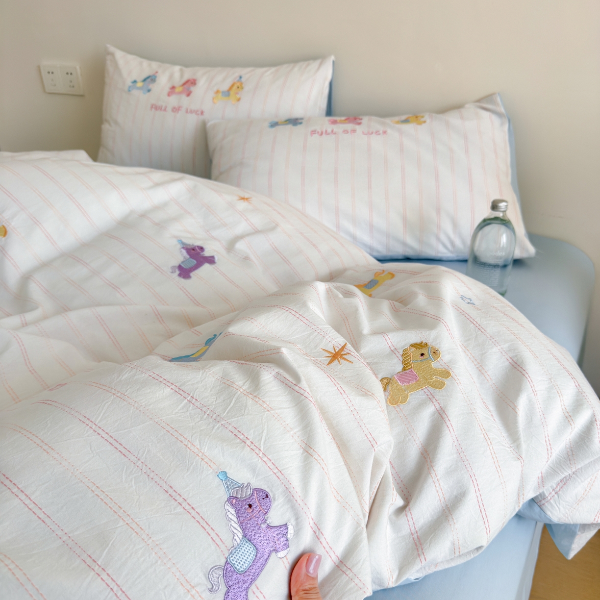 91家纺网 家纺一手货源 找家纺 优彩 2026新款全棉纯棉色织提花水洗棉刺绣四件套-以梦为马 以梦为马-蓝