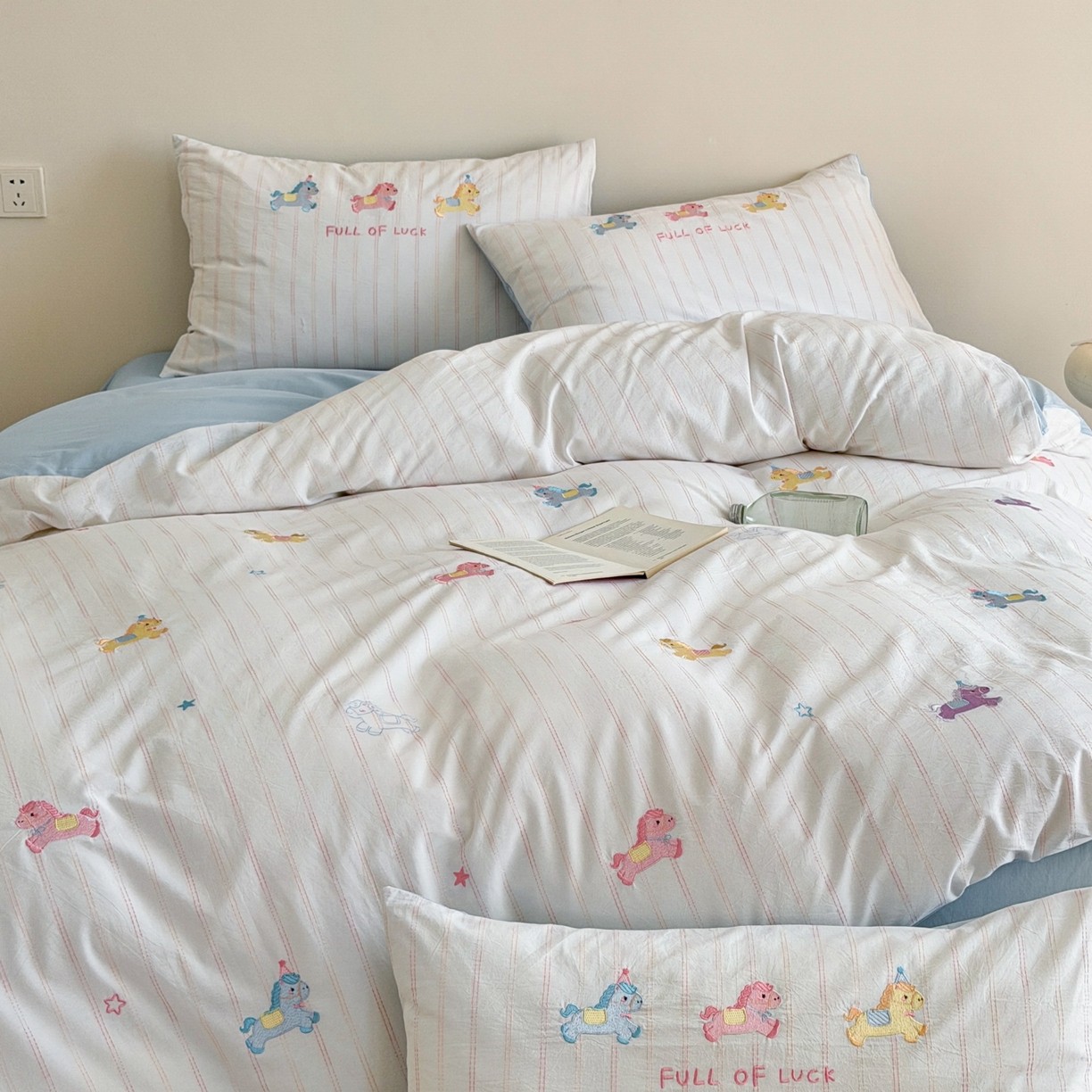 91家纺网 家纺一手货源 找家纺 优彩 2026新款全棉纯棉色织提花水洗棉刺绣四件套-以梦为马 以梦为马-蓝