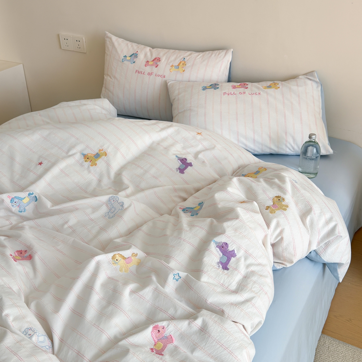 91家纺网 家纺一手货源 找家纺 优彩 2026新款全棉纯棉色织提花水洗棉刺绣四件套-以梦为马 以梦为马-蓝