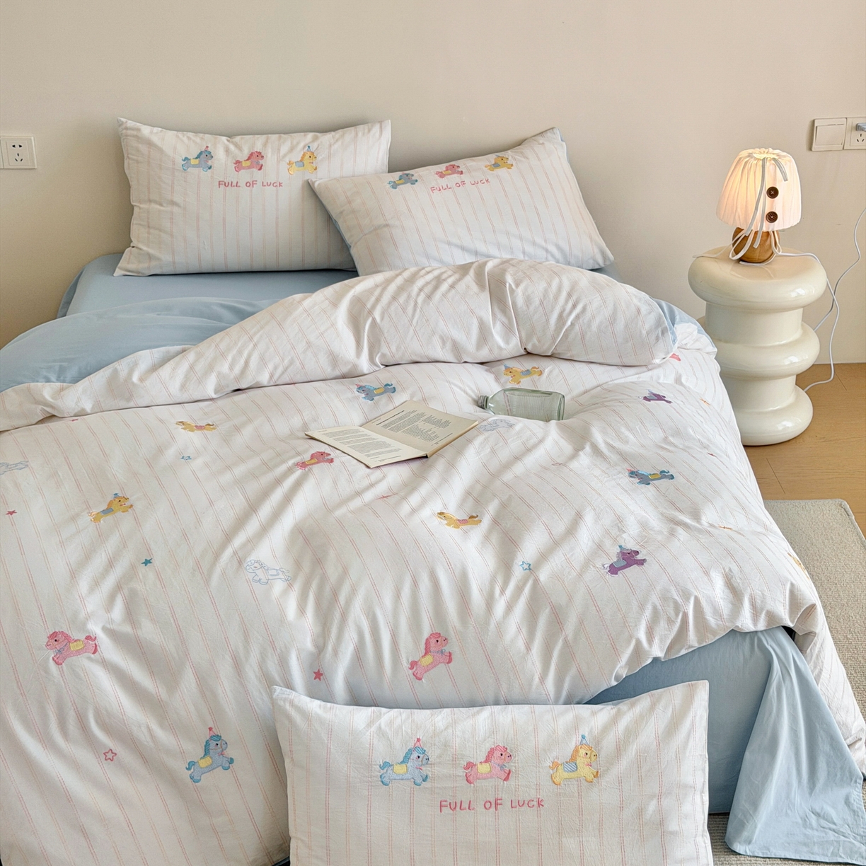 91家纺网 家纺一手货源 找家纺 优彩 2026新款全棉纯棉色织提花水洗棉刺绣四件套-以梦为马 以梦为马-蓝