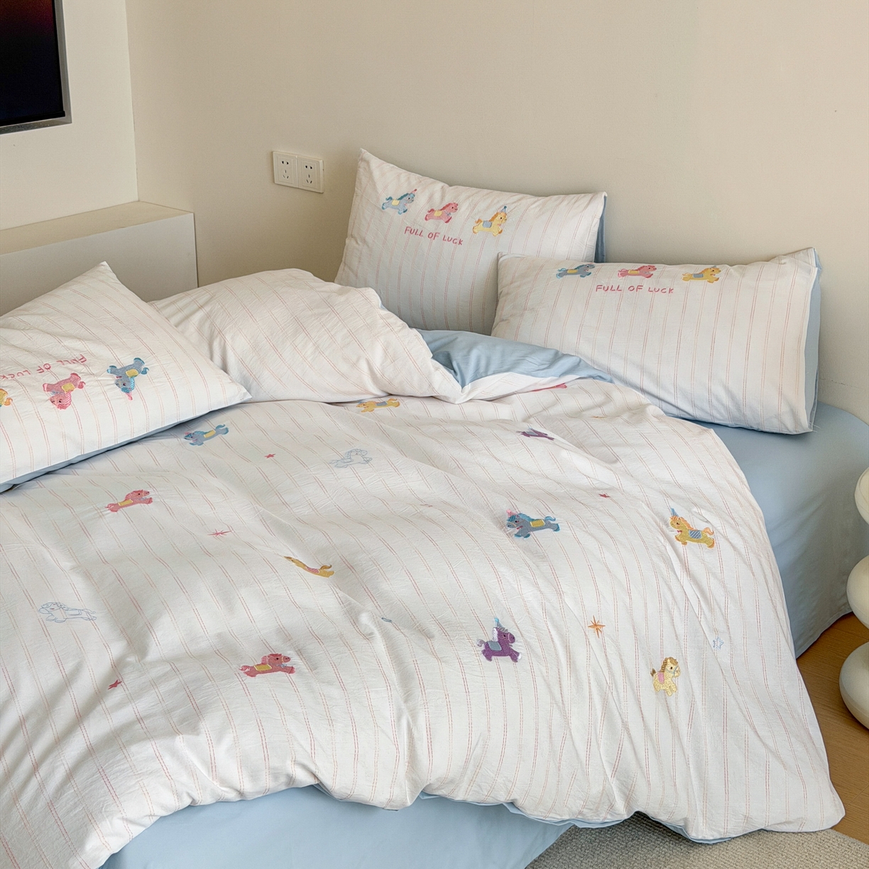 91家纺网 家纺一手货源 找家纺 优彩 2026新款全棉纯棉色织提花水洗棉刺绣四件套-以梦为马 以梦为马-蓝