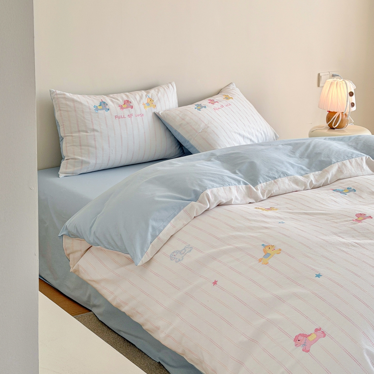 91家纺网 家纺一手货源 找家纺 优彩 2026新款全棉纯棉色织提花水洗棉刺绣四件套-以梦为马 以梦为马-蓝