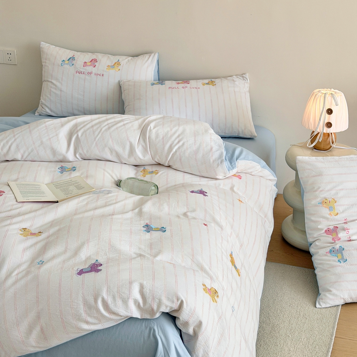 91家纺网 家纺一手货源 找家纺 优彩 2026新款全棉纯棉色织提花水洗棉刺绣四件套-以梦为马 以梦为马-蓝