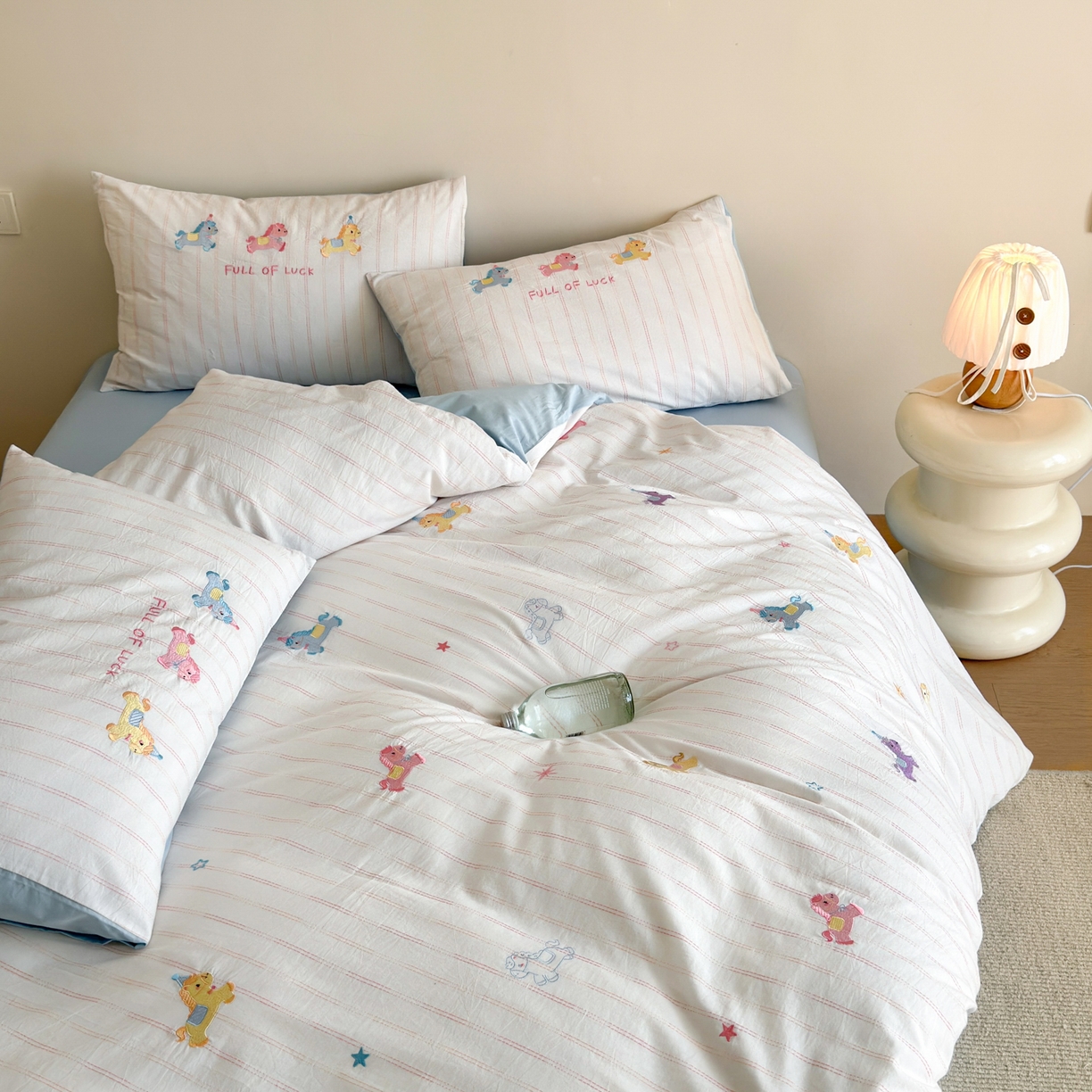 91家纺网 家纺一手货源 找家纺 优彩 2026新款全棉纯棉色织提花水洗棉刺绣四件套-以梦为马 以梦为马-蓝