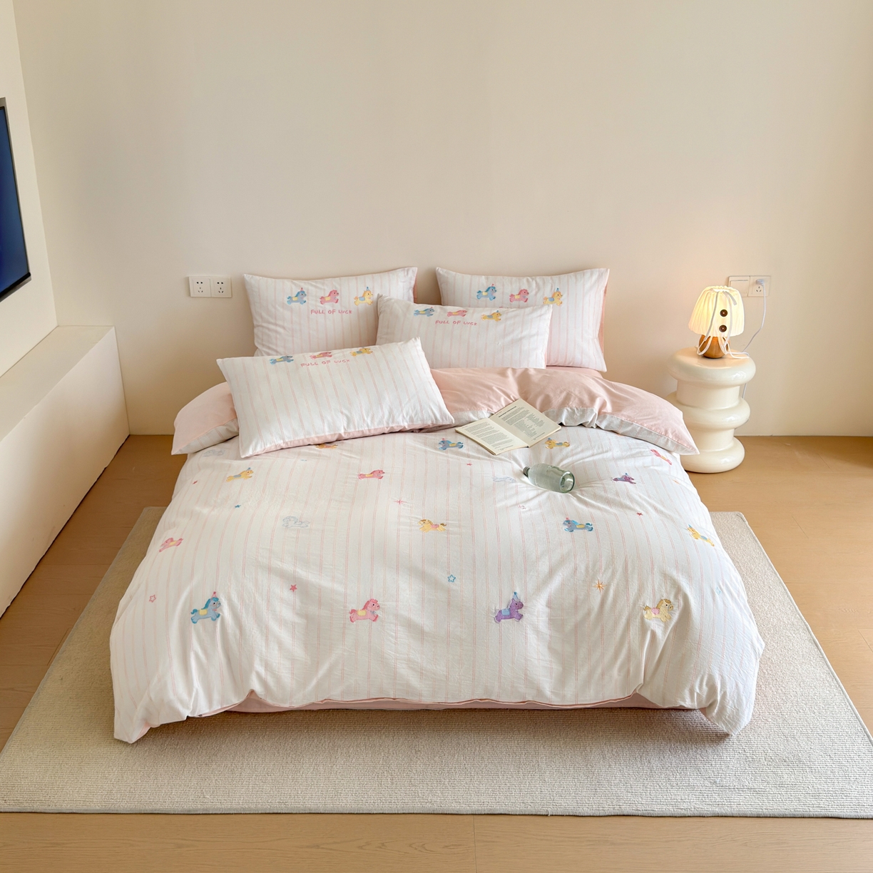 91家纺网 家纺一手货源 找家纺 优彩 2026新款全棉纯棉色织提花水洗棉刺绣四件套-以梦为马 以梦为马-粉