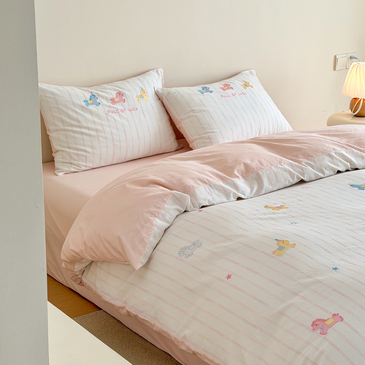 91家纺网 家纺一手货源 找家纺 优彩 2026新款全棉纯棉色织提花水洗棉刺绣四件套-以梦为马 以梦为马-粉