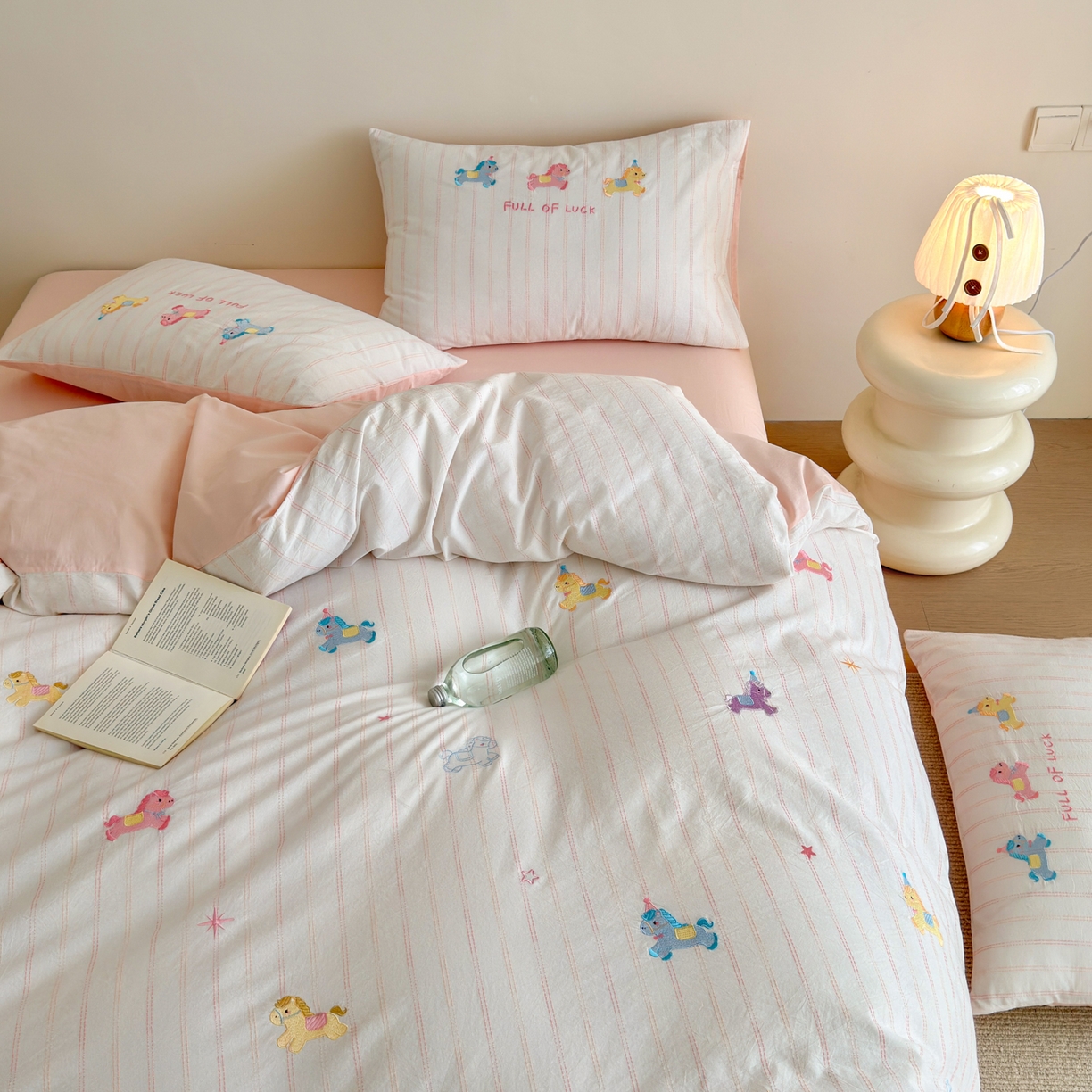 91家纺网 家纺一手货源 找家纺 优彩 2026新款全棉纯棉色织提花水洗棉刺绣四件套-以梦为马 以梦为马-粉