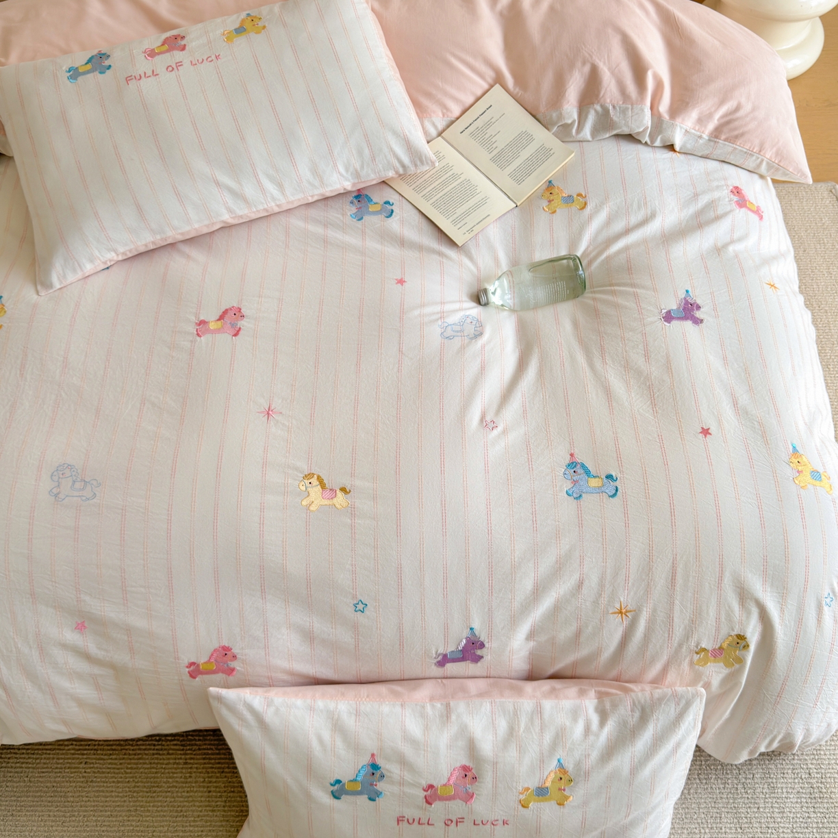 91家纺网 家纺一手货源 找家纺 优彩 2026新款全棉纯棉色织提花水洗棉刺绣四件套-以梦为马 以梦为马-粉